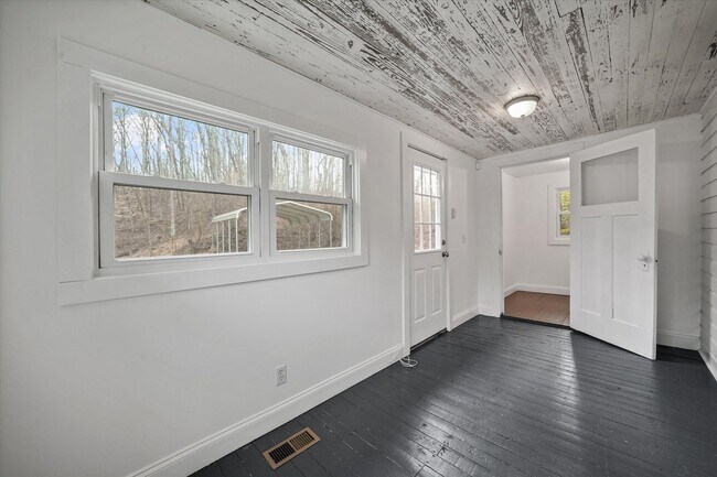 Building Photo - Harriman 37748 - Charming 2-bedroom, 1.5-bathroom Home nestled on 3.8 acres of woods - Contact Ch...