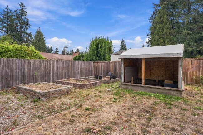 Building Photo - 6748 3rd Way SE