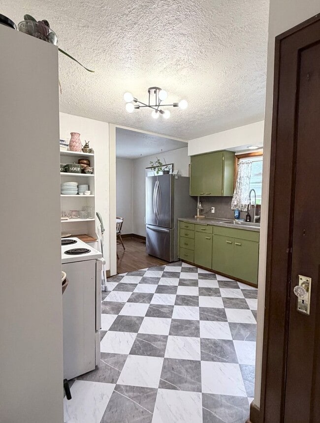 Building Photo - Charming 2 bedroom 1 bath house Available 05/01/2026