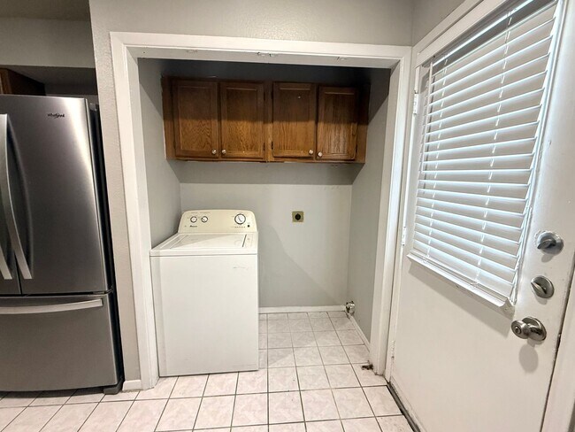 Building Photo - 1021-1023 Vera Court