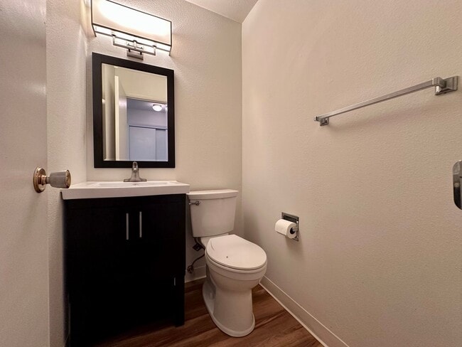 Building Photo - Charming 2-Bedroom Townhome in Sullivan's ...