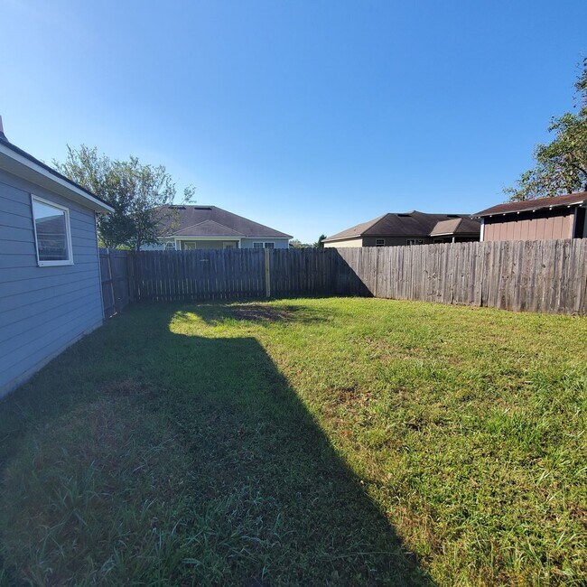 Building Photo - Spacious 4-Bedroom Home with Modern Featur...