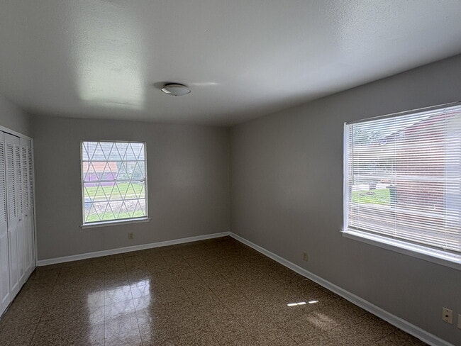 Building Photo - 3-Bed, 2-Bath Apple Valley Drive