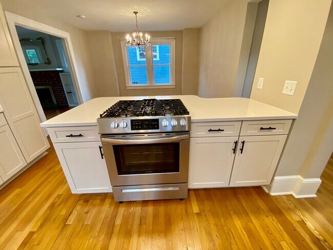 Building Photo - North Asheville - Renovated 1020's Charmer!