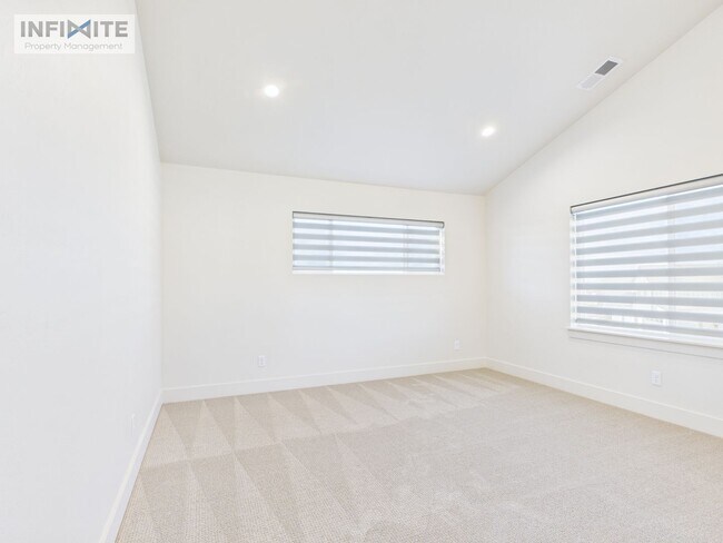 Building Photo - 3 Bedroom - Modern Comfort in a Peaceful Setting