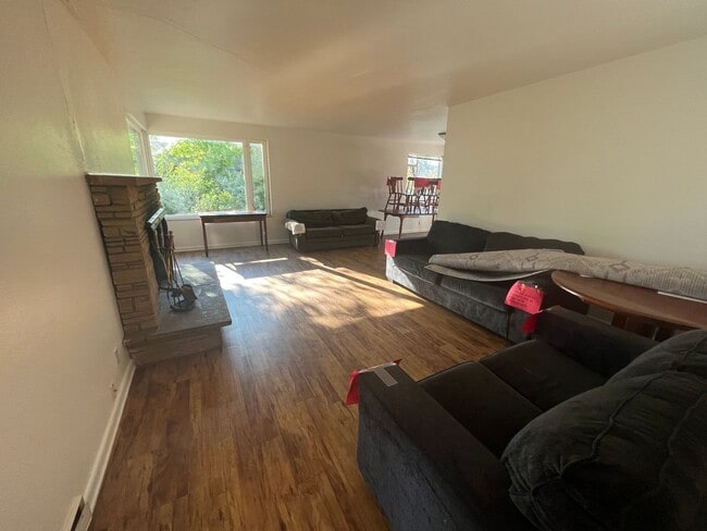 Building Photo - Spacious 5 Bedroom House East of Campus