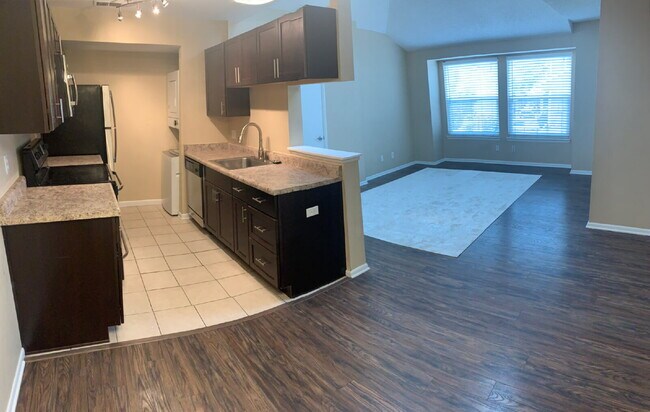 Building Photo - 2 Bedroom with Garage for Rent