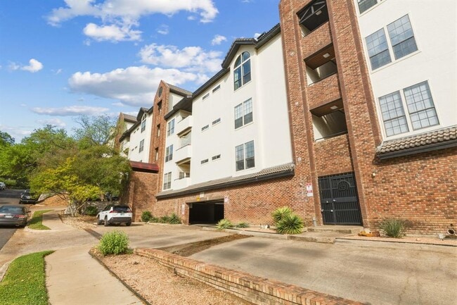 Building Photo - 3001 Cedar St
