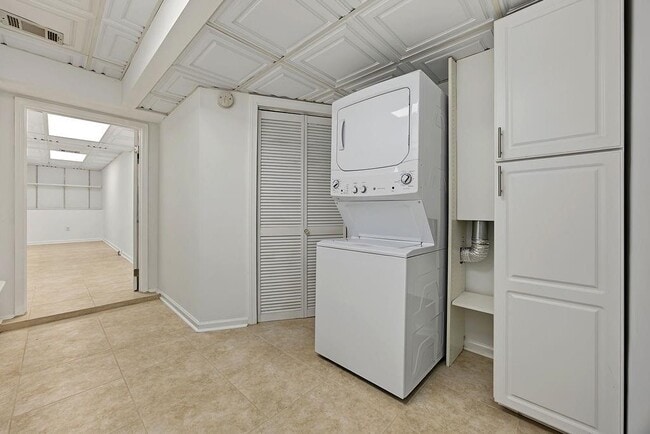 Building Photo - 2132 Dunwoody Glen