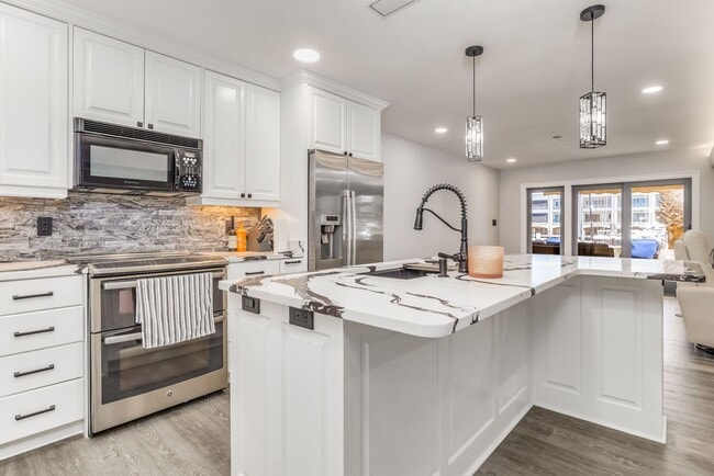 Building Photo - Experience Waterfront Living in Port Royal!