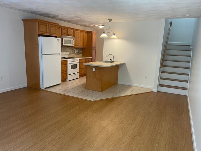 Building Photo - Newly Renovated Townhouse Style Condo For ...