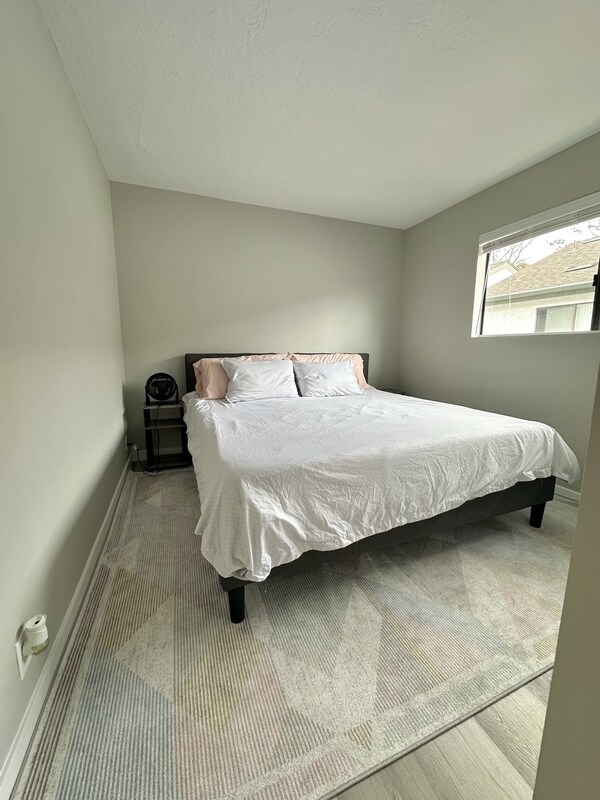 Building Photo - 8750 Villa La Jolla Dr