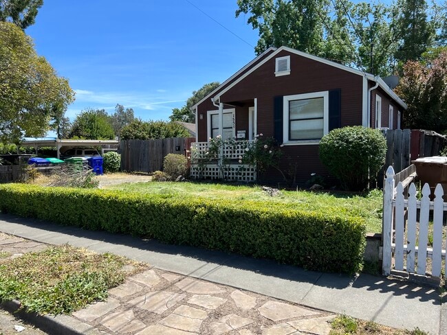 Primary Photo - 1551 Menlo Ave
