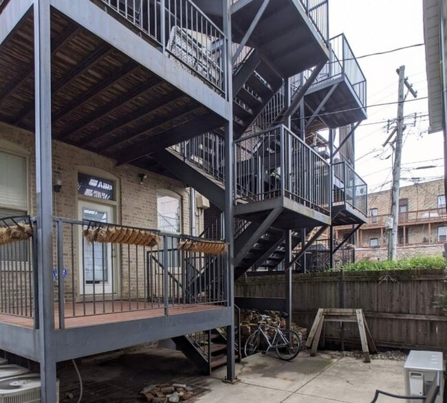 Building Photo - 1222 W Hubbard St