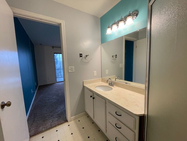 Building Photo - S. PDX 2Bed 2Bath ~ Condo~Near OHSU w/ 2 Reserved parking spots & Washer & Dryer!