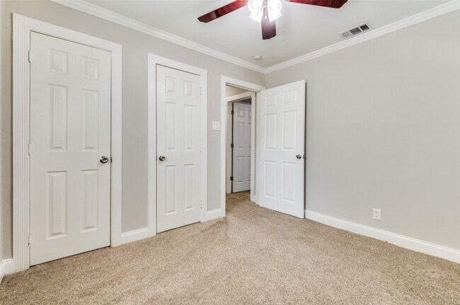 Building Photo - 9625 Larga Dr
