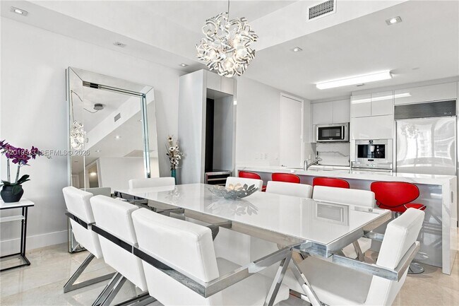 Building Photo - 15811 Collins Ave