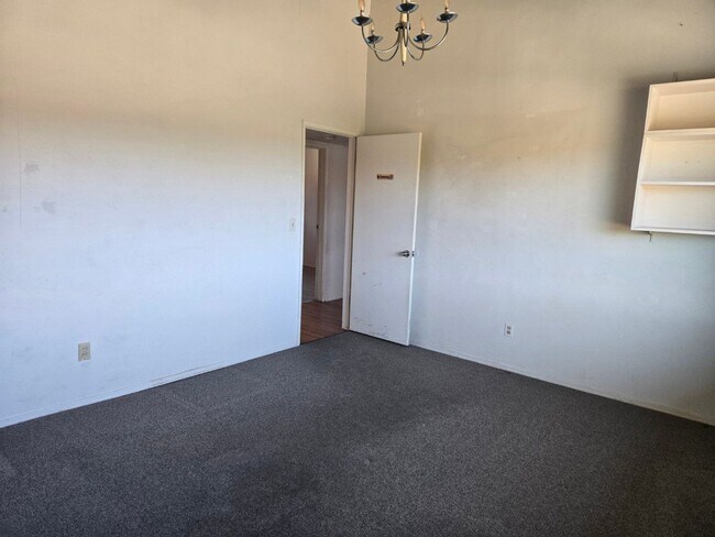 Building Photo - SDSU / College Area 6 bedrooms with 4 baths split-level home.