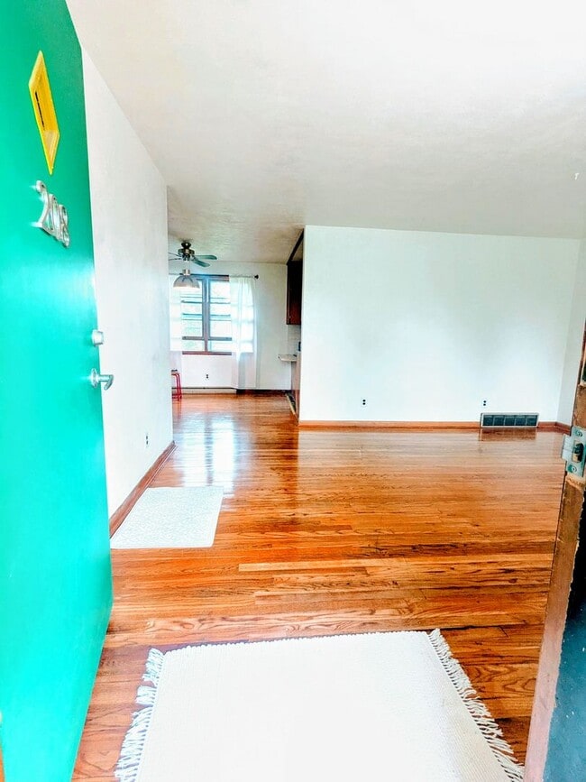 Building Photo - 3 bd, 1.5 ba house, N  Central location, f...