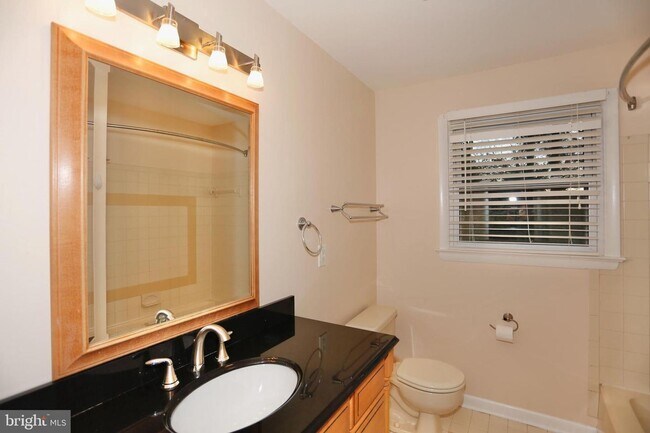 Building Photo - Wonderfull move-in ready property in a great Bethesda location