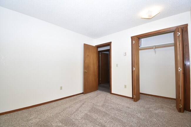 Building Photo - Top Floor Apartment! Convenient Location!