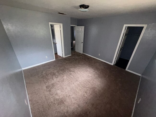 Building Photo - Large 3BR/2BA Home in Southern Hills Rent $1,100 / Deposit $700