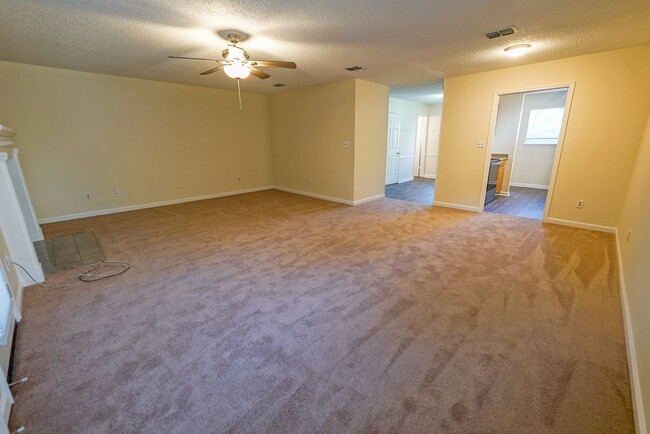 Building Photo - Super Cute 3 bedroom 3 bathroom townhome o...