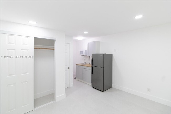 Building Photo - 5803 Buchanan St