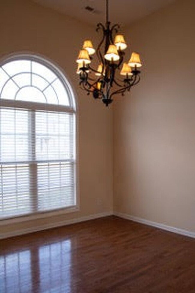Building Photo - 514 Winding Bluff Way