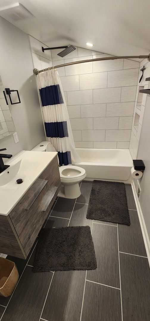 Building Photo - Luxury 3-Bedroom, 1-Bathroom House in Broo...