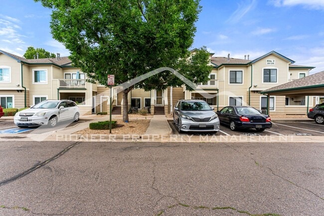 Building Photo - Spacious Townhouse with Washer/Dryer and Central AC