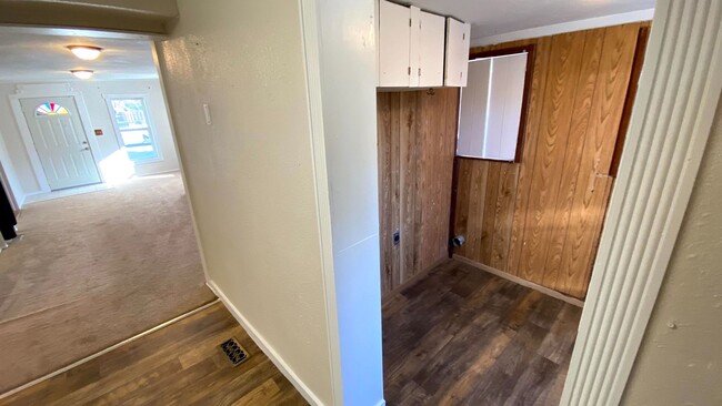 Building Photo - 3 Bedroom 1.5 Bath House Large 2 Car Detac...