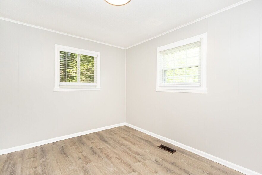 Building Photo - 1635 Dogwood Dr