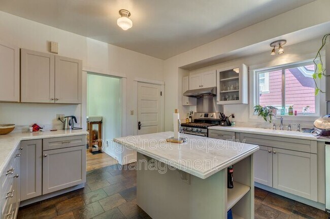 Building Photo - 5236 NE 18th Ave