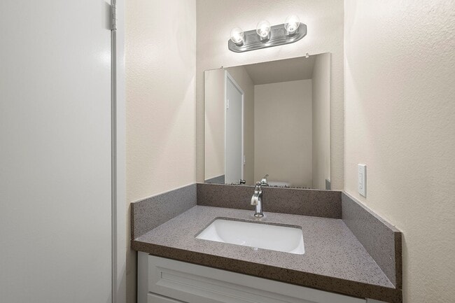 Building Photo - Spacious 4-Bedroom 2.5-Bathroom Townhome 50% Off 1st Month!