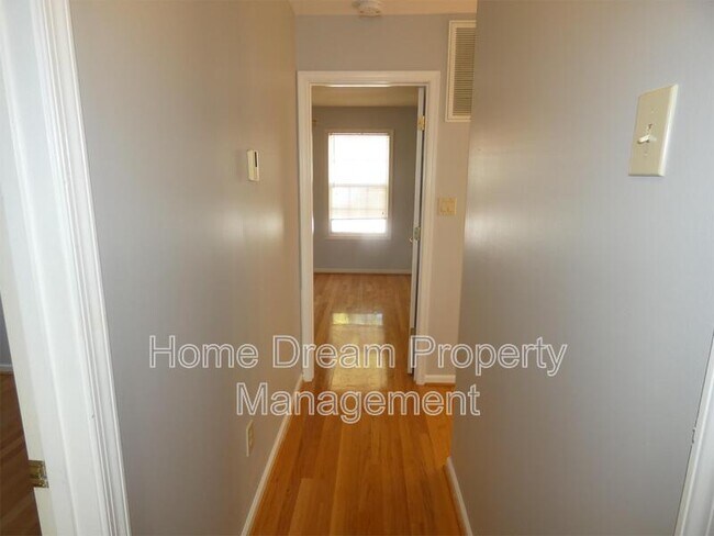 Building Photo - 2623 Van Buren St