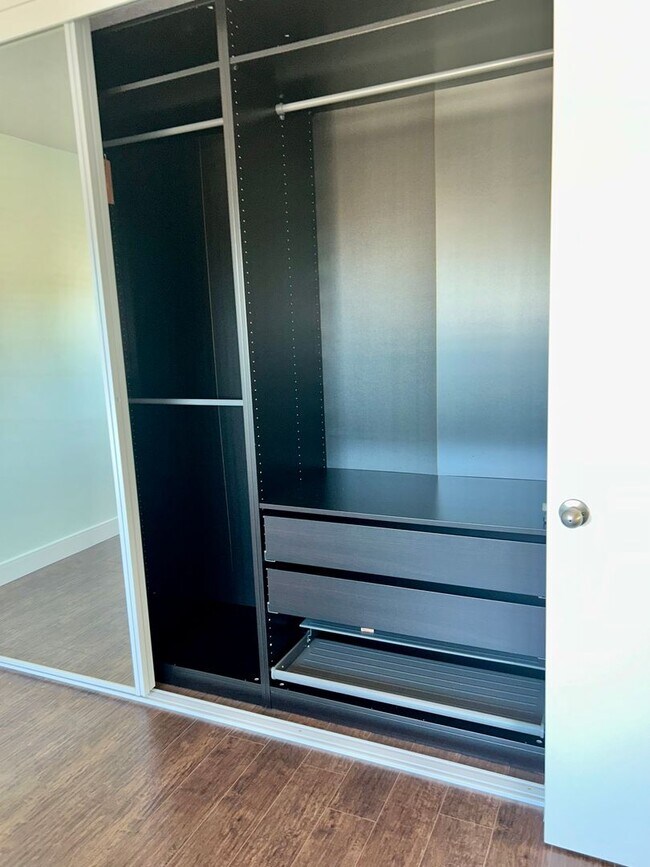 Building Photo - 1028w