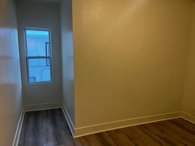 Building Photo - $950 Deposit $950 Rent