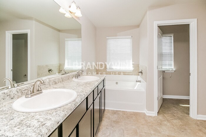 Building Photo - 196 Leland Ln