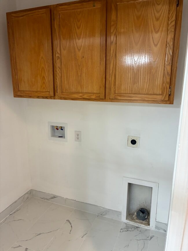 Building Photo - Newly Renovated 2/1 Duplex