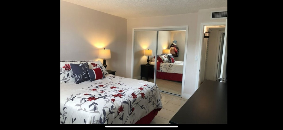 Building Photo - 606 W 81st St