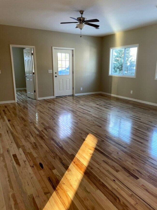 Building Photo - 3 Bdrm/2 bath Ranch - Lilly Lake