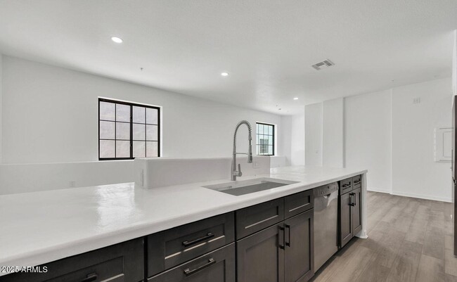 Building Photo - 832 S Farmer Ave