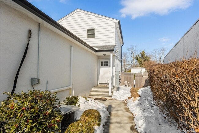 Building Photo - 341 Main St