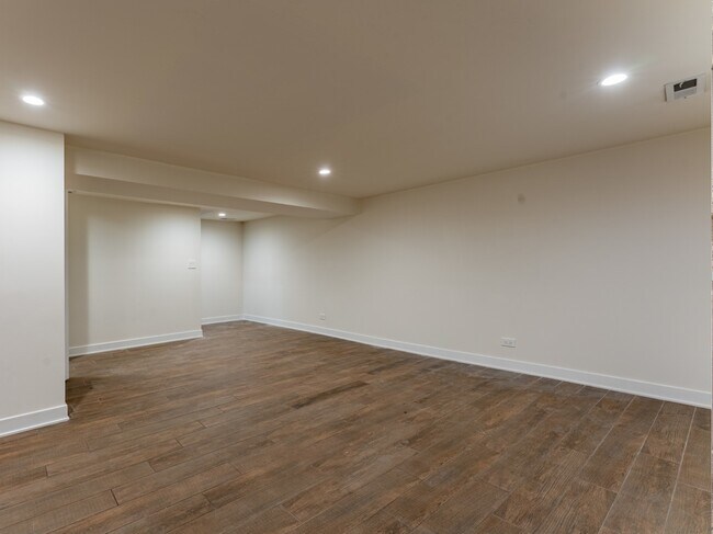 Building Photo - 5117 W Cullom Ave
