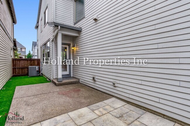 Building Photo - 28733 SW Finland Ave