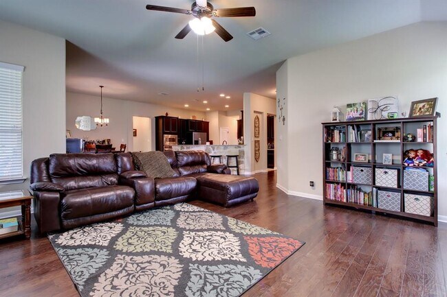 Building Photo - 323 Chisholm Trail