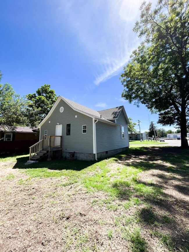 Building Photo - Like NEW 2 Bedroom, 2 Bath House, Appliances Included, Very VERY NICE !!!
