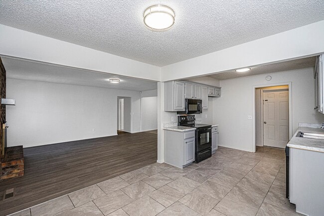 Building Photo - Corner-Lot 3Bedroom Charmer in Yukon with Fireplace & Enclosed Patio!