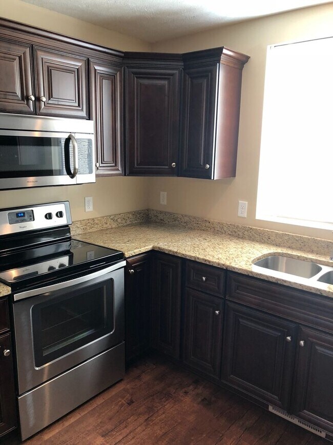 Building Photo - Newer Construction Excellent Family Neighborhood